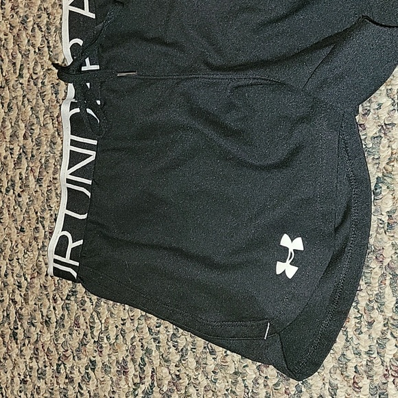 Under Armor loose black/white shorts - Picture 2 of 4